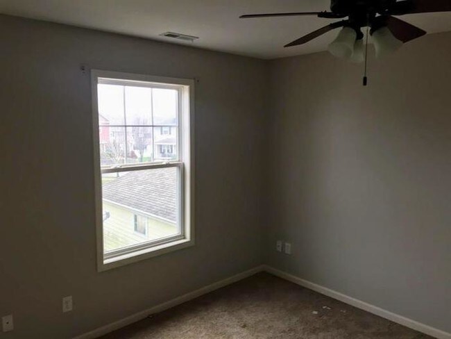 Building Photo - 921 SW Ovation Dr