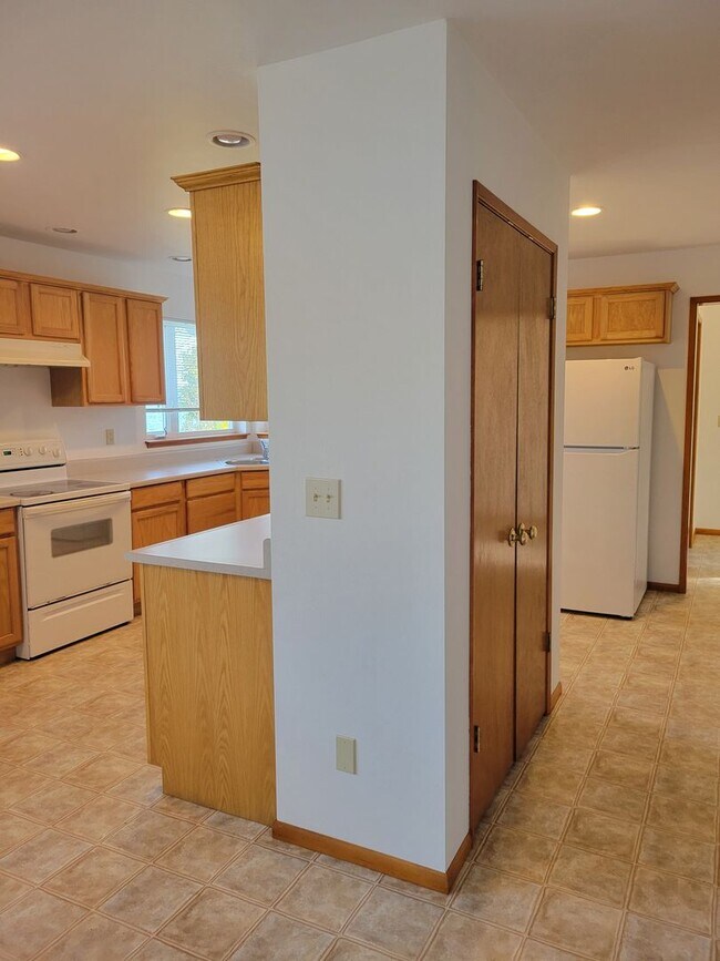 Building Photo - ***PENDING APPLICATION***2 Bed, 1 Bath Beachfront Home For Rent with Stunning Water Views Near Di...