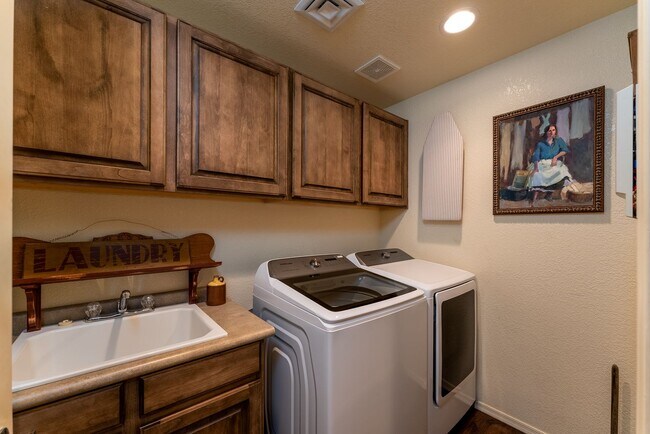Building Photo - Gated Community 2 Bed/2 Bath Condo Furnished Long term Boat deep garage
