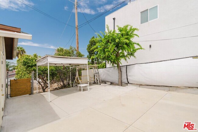 Building Photo - 10539 Samoa Ave