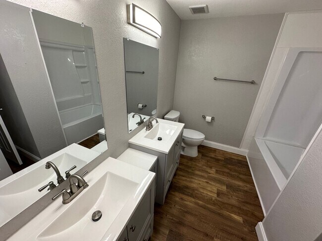 Building Photo - $1600-$2000 P.M