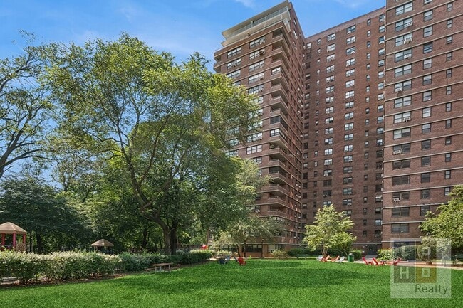 Building Photo - 268 E Broadway