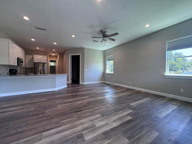 Building Photo - 4 Bedroom in Tomoka View