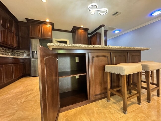 Building Photo - Spacious 3 Bedroom 2.5 Bath Home Near Okla...