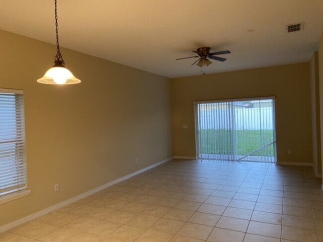 Building Photo - Spacious 4/2 in a Great Community!