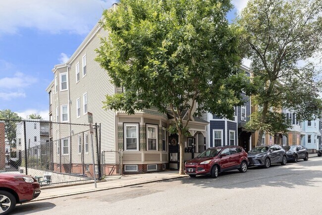 Building Photo - 735 E 3rd St