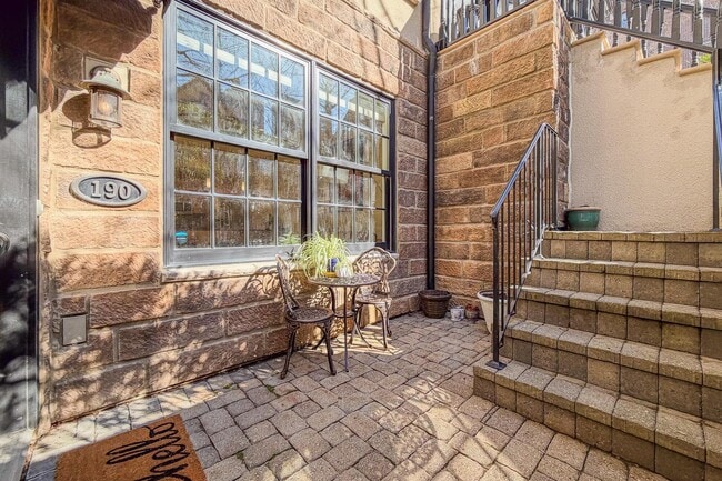 Building Photo - 190 E Gay St