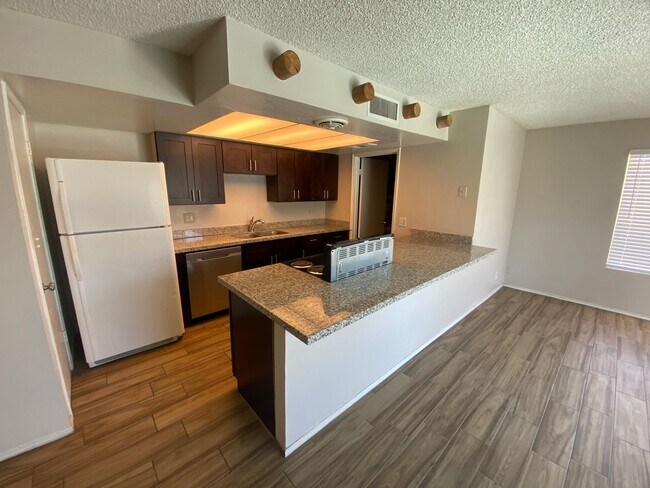 Building Photo - Charming 3 bedroom, 2 bath with Pool