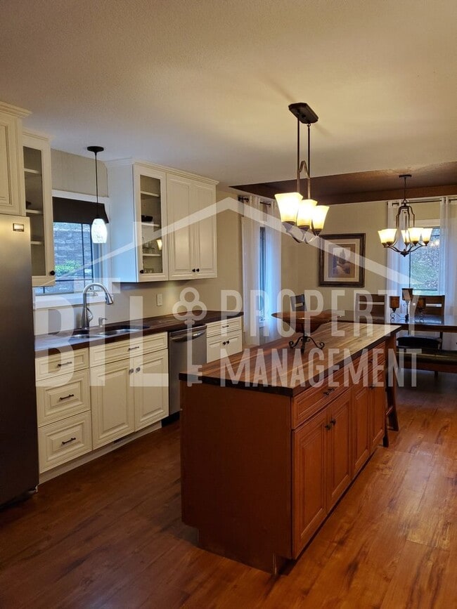 Building Photo - Furnished Kimberling City Duplex! ALL UTIL...