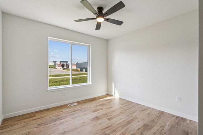 Building Photo - 602 Creekside Ln