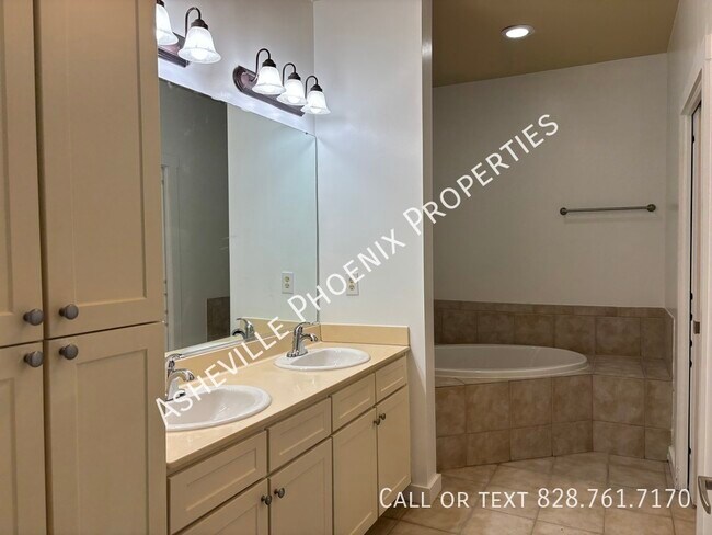 Building Photo - 9 Kenilworth Knls