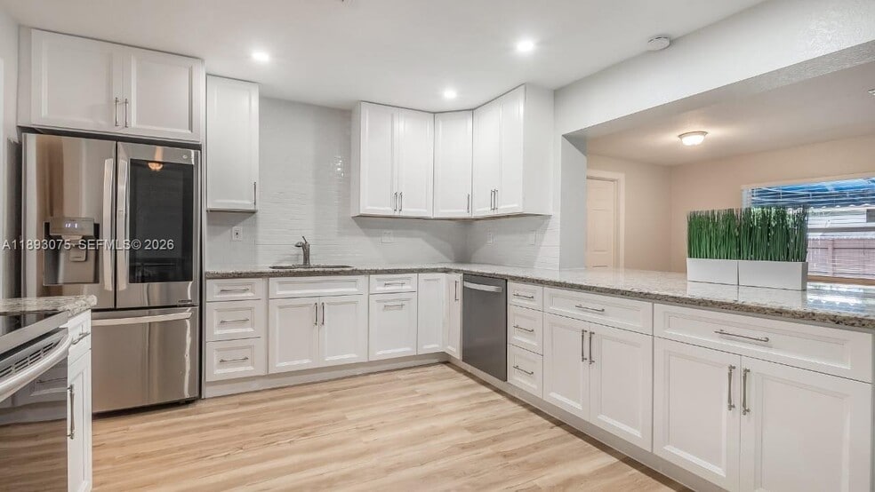 Building Photo - 740 Beachwood Ln