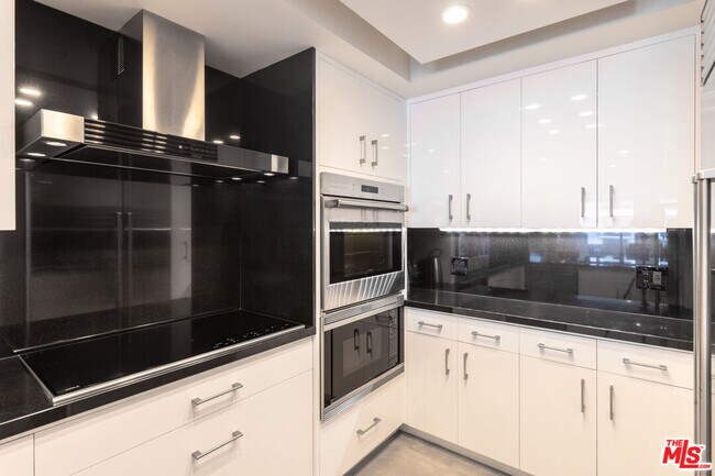 Building Photo - 10520 Wilshire Blvd