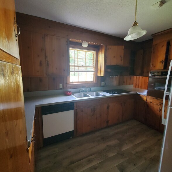 Building Photo - 301 W Lakeside Ave