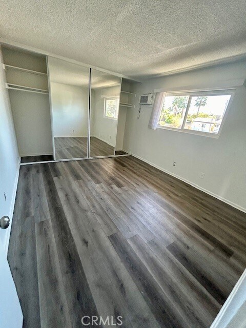 Building Photo - 685 E Vista Chino