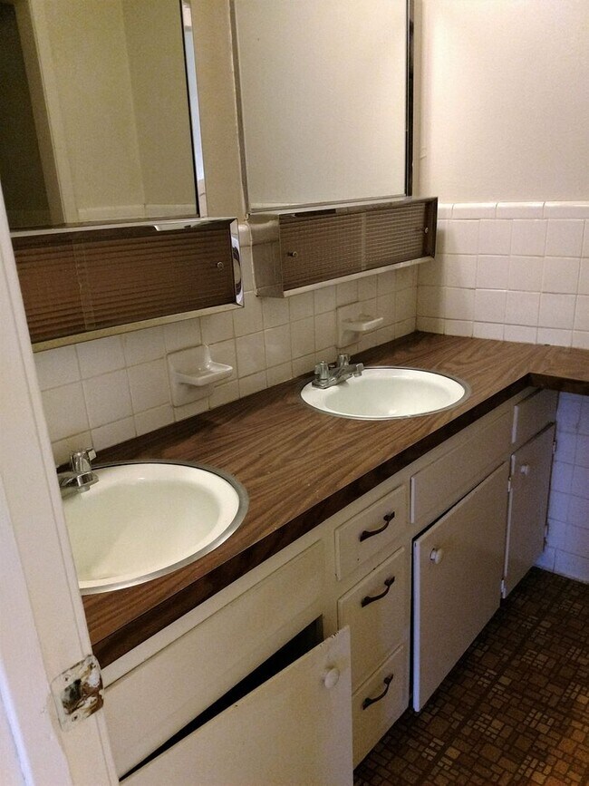 Building Photo - 1104 Cummings Ave