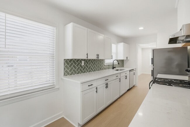 Building Photo - Beautifully Renovated 3-Bedroom with Fence...