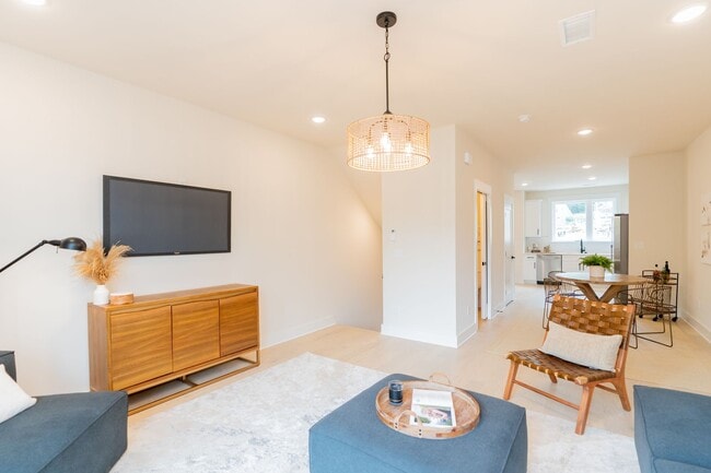 Building Photo - 2 Bedroom Townhome North Shore