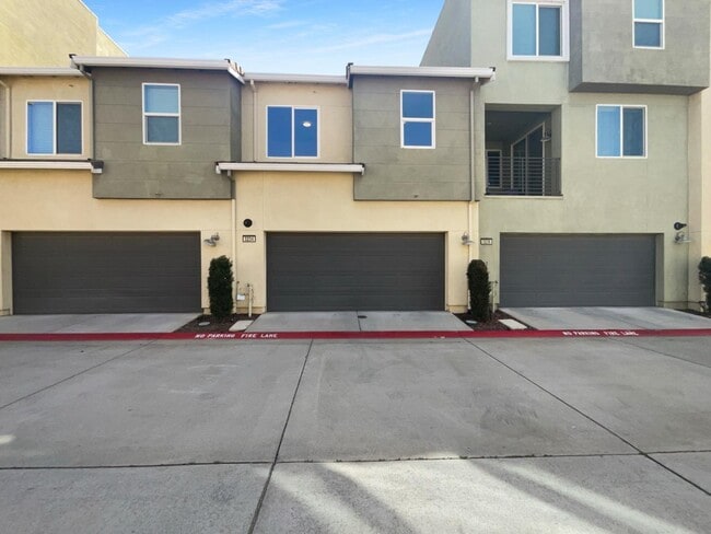 Building Photo - 3234 Bridgeway Dr