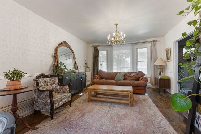 Building Photo - CHARMING 3 BED 3 BATH HOME CLOSE TO HISTORIC DOWNTOWN IDAHO FALLS!