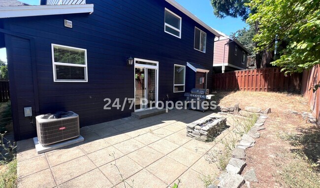 Building Photo - Large 4BD I 2.5BA Home - West Linn!