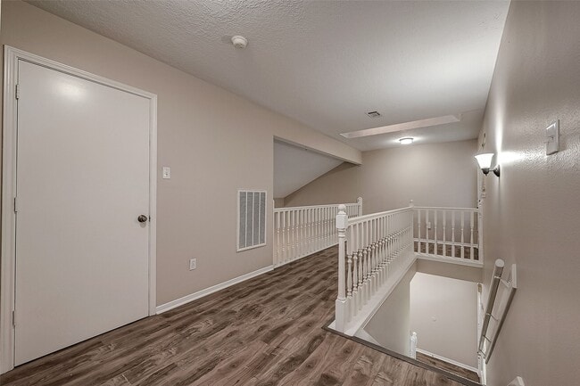 Building Photo - 131 Cove Cir