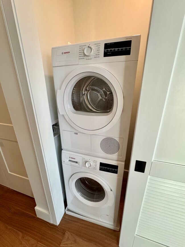Building Photo - NO FEE!!! 2 BED/2 BATH IN BRIGHTON'S NICEST BUILDING!!!!! PARKING INCLUDED