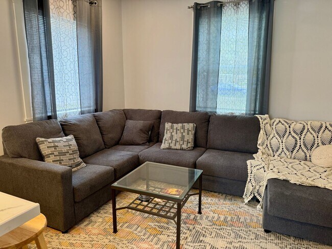 Building Photo - Charming Home in Pembroke with Yard & Storage