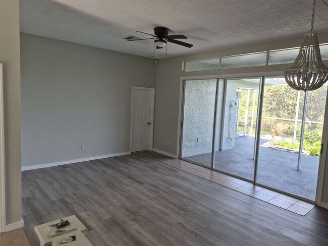 Building Photo - "Spacious 1732 Sq Ft 3-Bed, 2 Baths, in Tarpon Springs!"