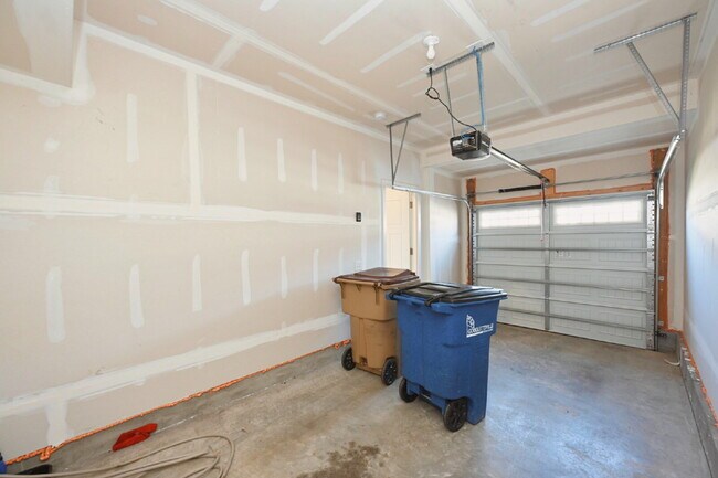 Building Photo - Rent to Own Option - Beautiful, like new 3BR/2.5BA townhouse in Goodlettsville