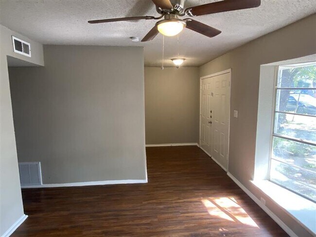Building Photo - Very Large 2/2.5 Townhome with covered parking
