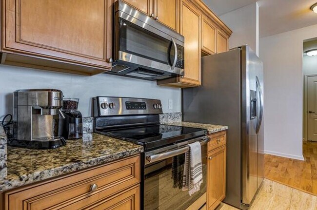 Building Photo - Gorgeous Downtown 2 Bedroom Condominium - ...