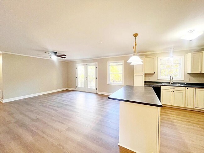 Building Photo - 106 Lori Dr