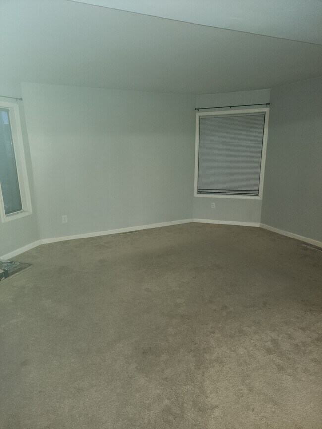 Living room - 51 Edinborough Ct