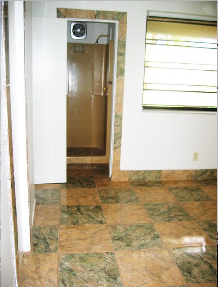 East bdrm & tub area - 4210 SW 51st St