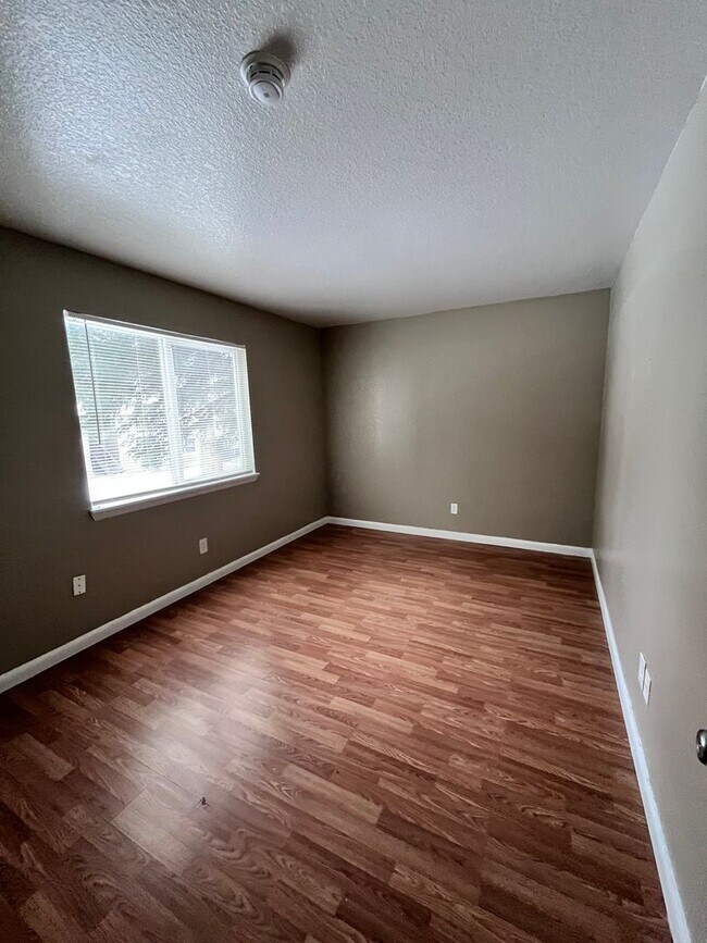 Building Photo - Large 3-bedroom 2 Bathroom in Robinwood! **Special**