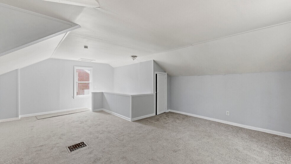 Building Photo - 5075 Eastlawn St