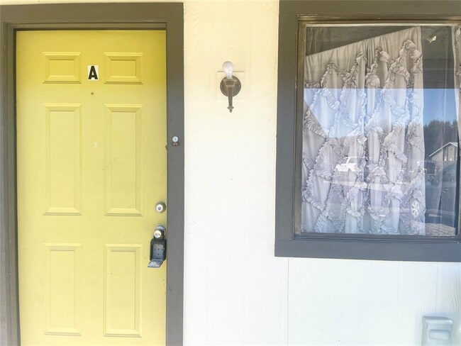 Building Photo - 2609 Ektom Dr