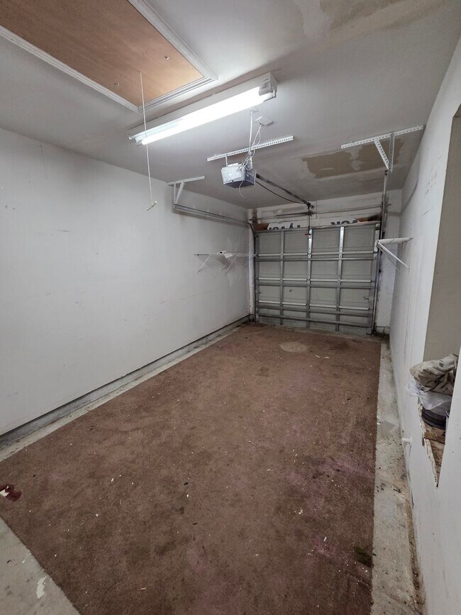 Building Photo - Three Bedroom, Two Bath