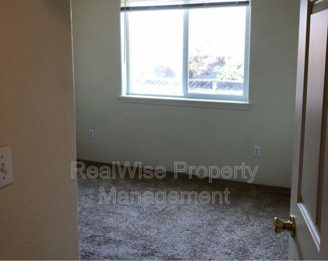 Building Photo - 1984 Sky Park Dr