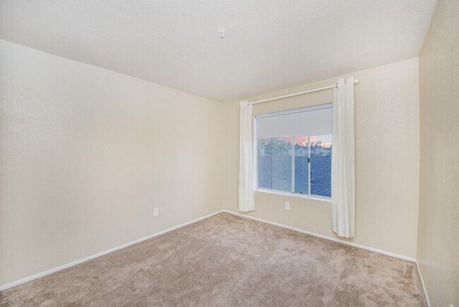 Building Photo - Beautiful Townhouse in the desirable Anaheim Packing District!