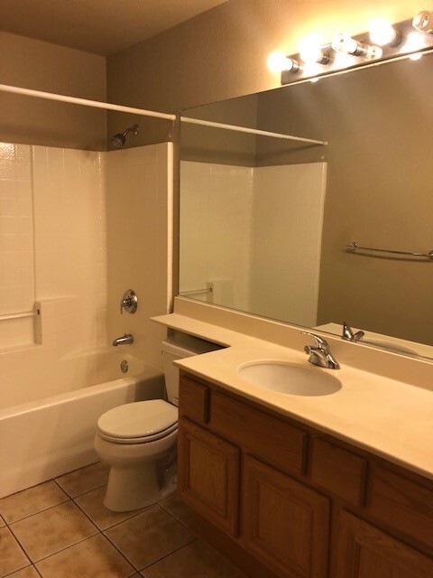 Building Photo - Gorgeous 3 bedroom 2 bath