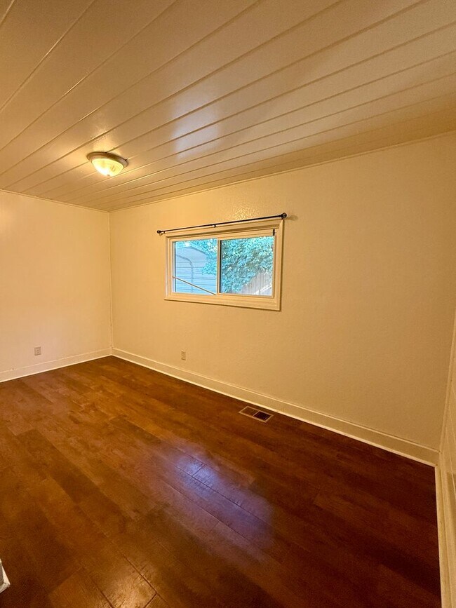 Building Photo - 3 Bedroom 1 Bath House!