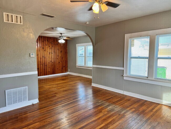 Building Photo - 3 Bed 1 Bath Craftsman Home