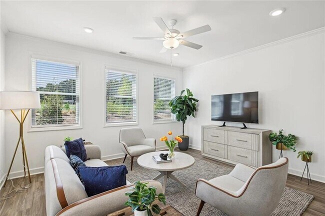 Building Photo - 5057 Woodland Hls