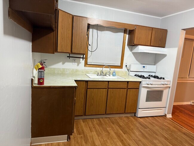 Clean eat in kitchen - 2818 Kennedy Dr