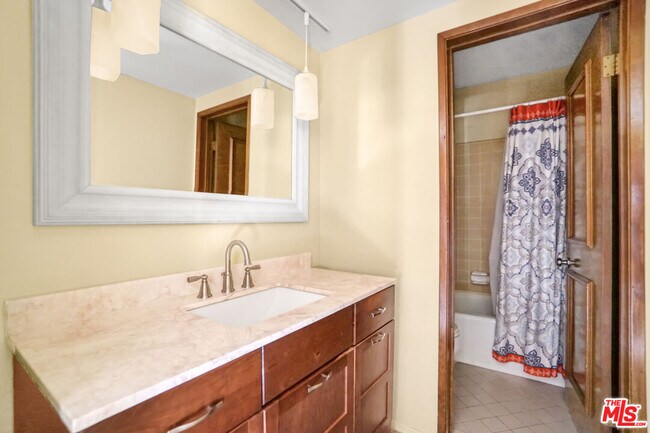 Building Photo - 364 Pershing Dr