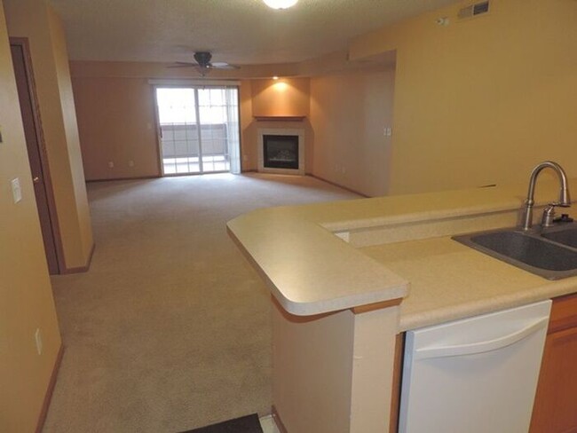 Building Photo - $1,450 | 2 Bedroom, 2 Bathroom Condo | Pet...