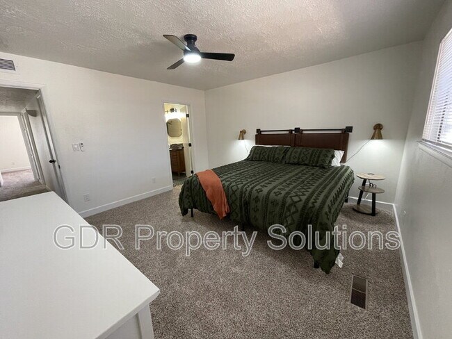 Building Photo - 520 Ortiz Dr NE