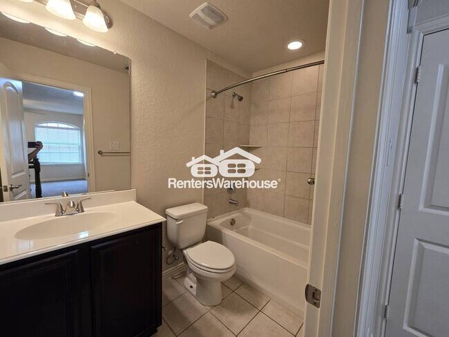 Building Photo - MOVE IN READY - Spacious 2-story townhouse...